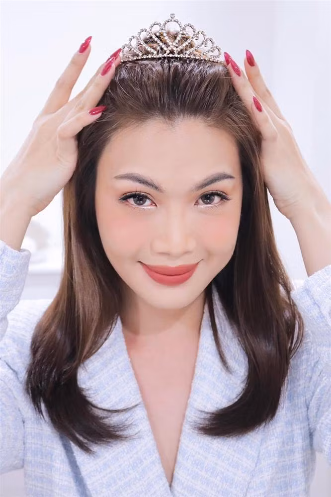 br/> Mới đây, Đào Bá Lộc chia sẻ hình ảnh đội vương miện khiến dân mạng rần rần phấn khích. Trước đây, ca sĩ 9x từng từ chối việc thi hoa hậu với nhiều lý do nhưng lần này, chính Đào Bá Lộc lại có vẻ như đổi ý. Vẫn phong cách lầy lội thường thấy, Đào Bá Lộc đăng ảnh đội vương miện kèm dòng trạng thái: "Hoa Khôi Soju xỉn ngang lúc đăng quang. Hứa lần sau sẽ phát huy hơn nữa, có ngã thì chỉ ngã vào lòng crush".