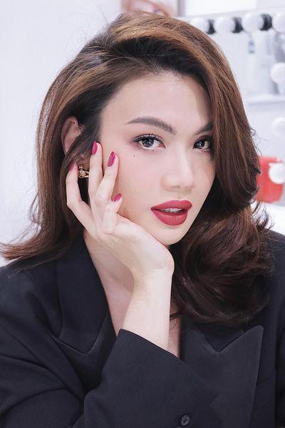 Chẳng cần tiêm hormone hay phẫu thuật chuyển giới nhưng khả năng make up, làm tóc, lên đồ ngày càng thăng hạng là đã đủ khiến của chủ nhân bản hit "Thanh Xuân" nữ tính hết phần thiên hạ.