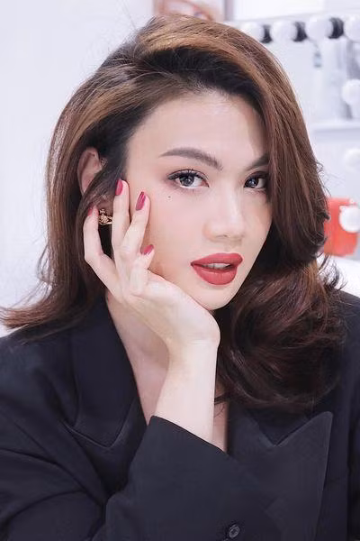 Chẳng cần tiêm hormone hay phẫu thuật chuyển giới nhưng khả năng make up, làm tóc, lên đồ ngày càng thăng hạng là đã đủ khiến của chủ nhân bản hit "Thanh Xuân" nữ tính hết phần thiên hạ.