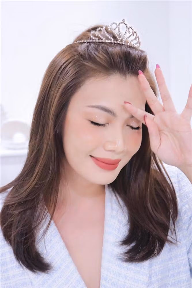 Không chỉ trang điểm vô cùng kiều diễm, giọng ca "Thật Tâm Em Rất Yêu Anh" còn rất nữ tính và hợp với vương miện.