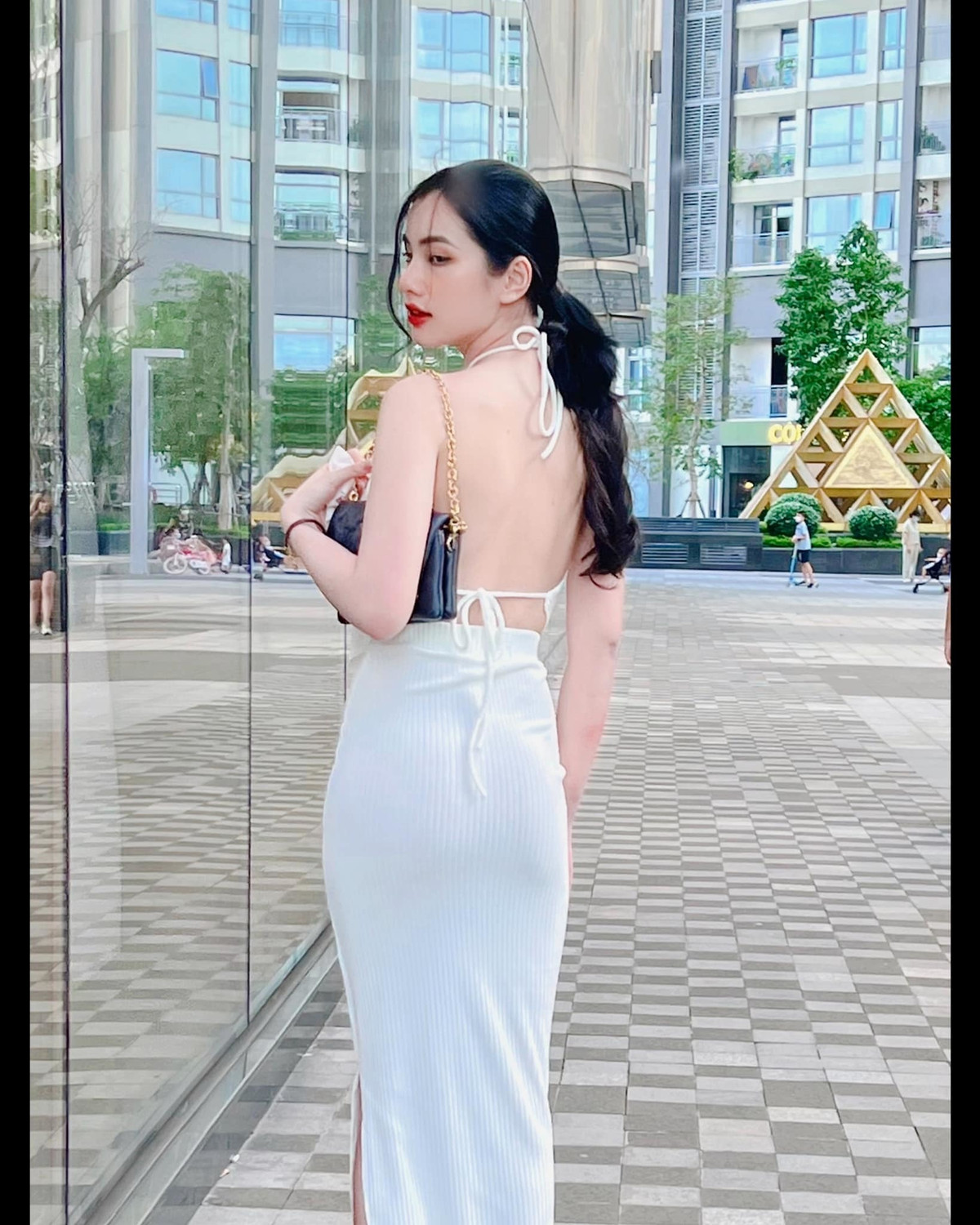 Người đẹp Cẩm Đan khoe lưng trần gợi cảm.