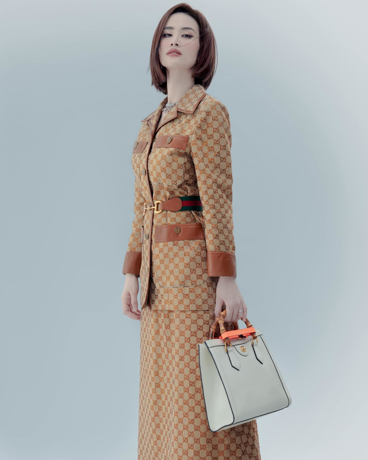 Đông Nhi sang chảnh với set đồ hiệu.