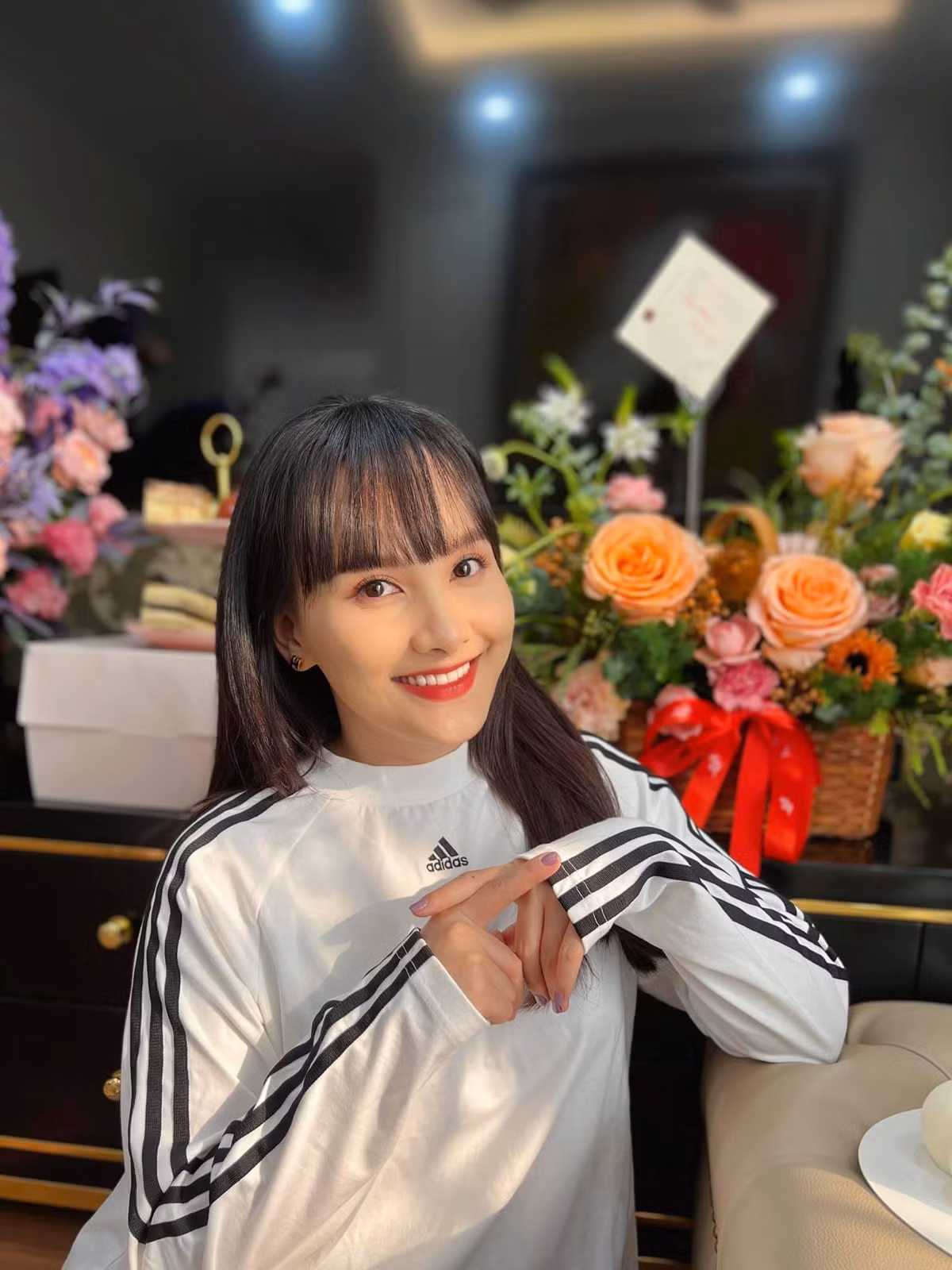 "Mưa gió ở đâu chứ bên em toàn nắng đây này", diễn viên Bảo Thanh vui vẻ.