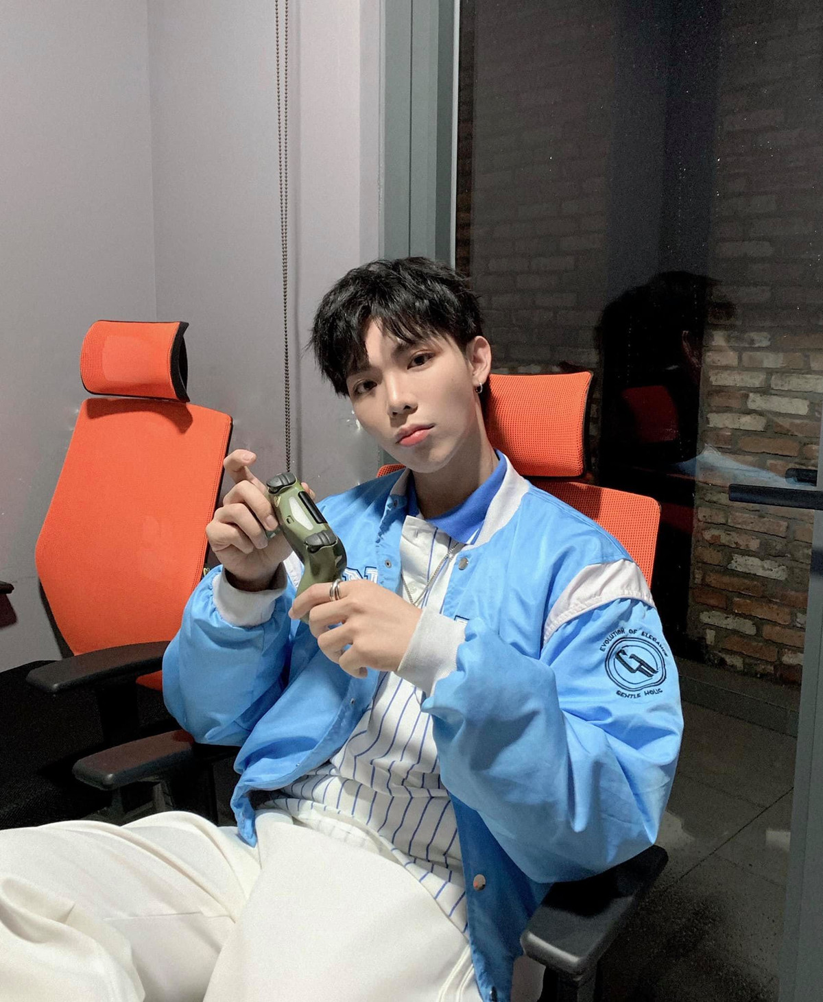 "Nhiệt độ ngoài trời âm là ốm, còn ở bên anh ôm là ấm", Erik "thả thính".