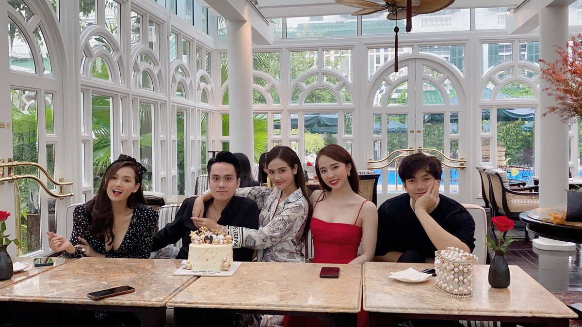 Hội bạn thân chúc mừng sinh nhật MC Thái Dũng.