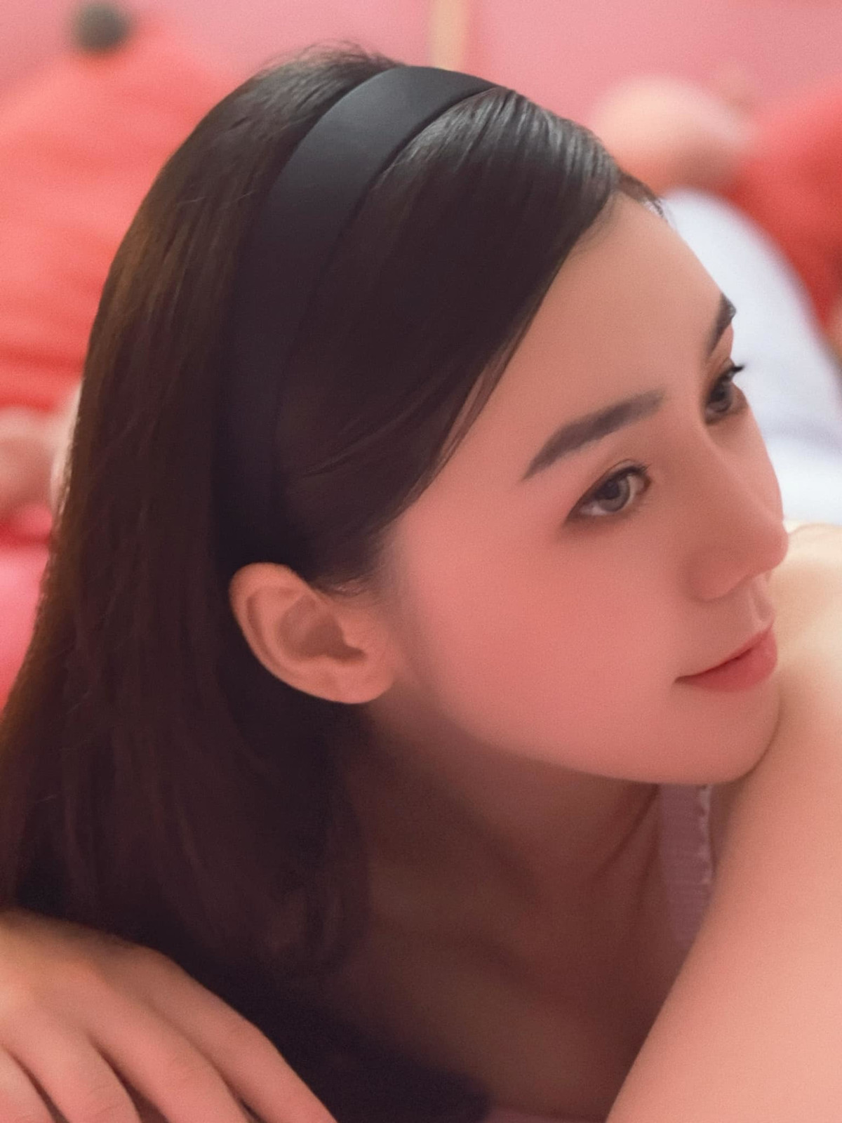 Quỳnh Kool khoe góc nghiêng "thần thánh".