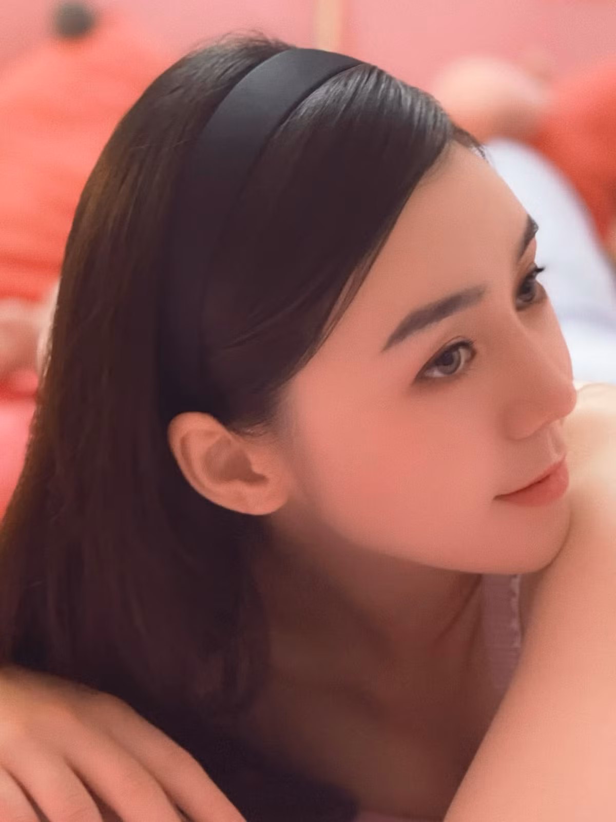 Quỳnh Kool khoe góc nghiêng "thần thánh".