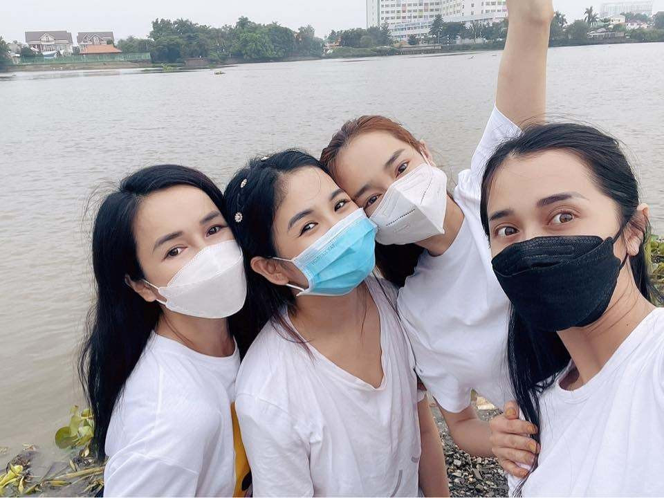 Sao Việt hôm nay 29/10: Chị em gái Nhã Phương selfie vui vẻ hạnh phúc.