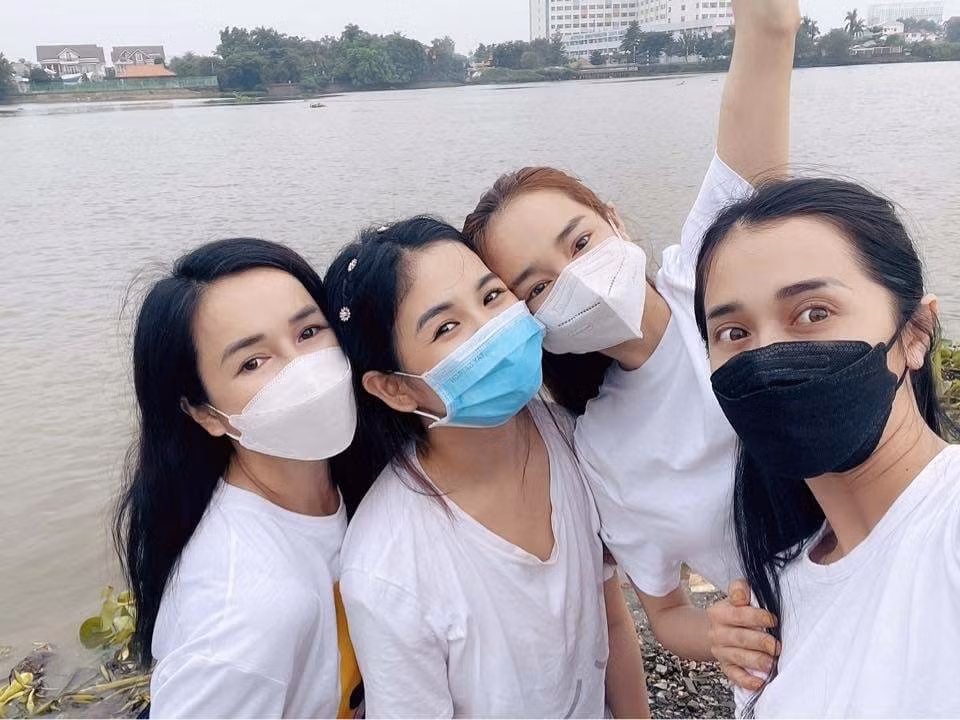 Sao Việt hôm nay 29/10: Chị em gái Nhã Phương selfie vui vẻ hạnh phúc.