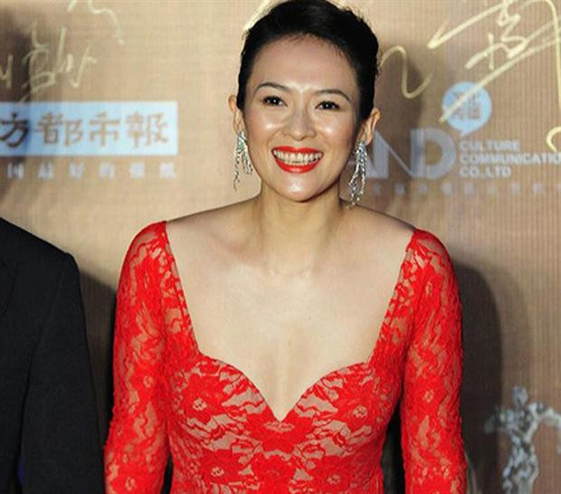 Răng đã không trắng, Chương Tử Di còn chọn son cam tăng độ ố cho răng thì cũng chịu thua.