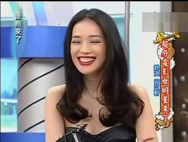 Thư Kỳ có 2 lựa chọn: 1 là xin địa chỉ đi cắt lợi, 2 là bớt cười tít cả mắt thế này để hạn chế phô trương khuyết điểm.