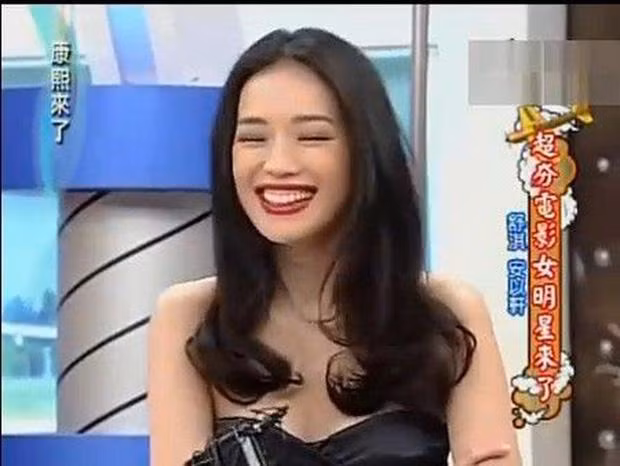 Thư Kỳ có 2 lựa chọn: 1 là xin địa chỉ đi cắt lợi, 2 là bớt cười tít cả mắt thế này để hạn chế phô trương khuyết điểm.