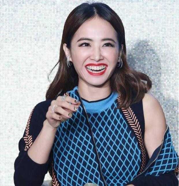 Thái Y Lâm có phần rãnh cười khá sâu nên hạn chế cười to thì tốt hơn.