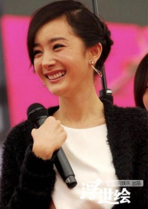 Không những vậy, mặc dù đang vui và cười hết ga nhưng khi xem lại chắc nàng "Bạch Thiển" phải buồn lắm vì bao nhiêu nếp nhăn trên mặt hằn sâu xuống cả.