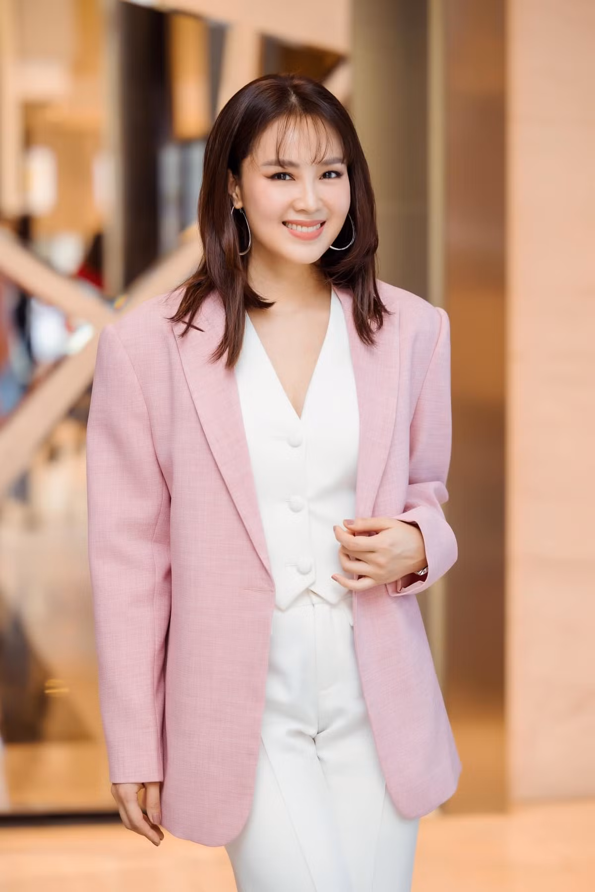 Sao Việt hôm nay 27/10: Hồng Diễm xinh đẹp cá tính.