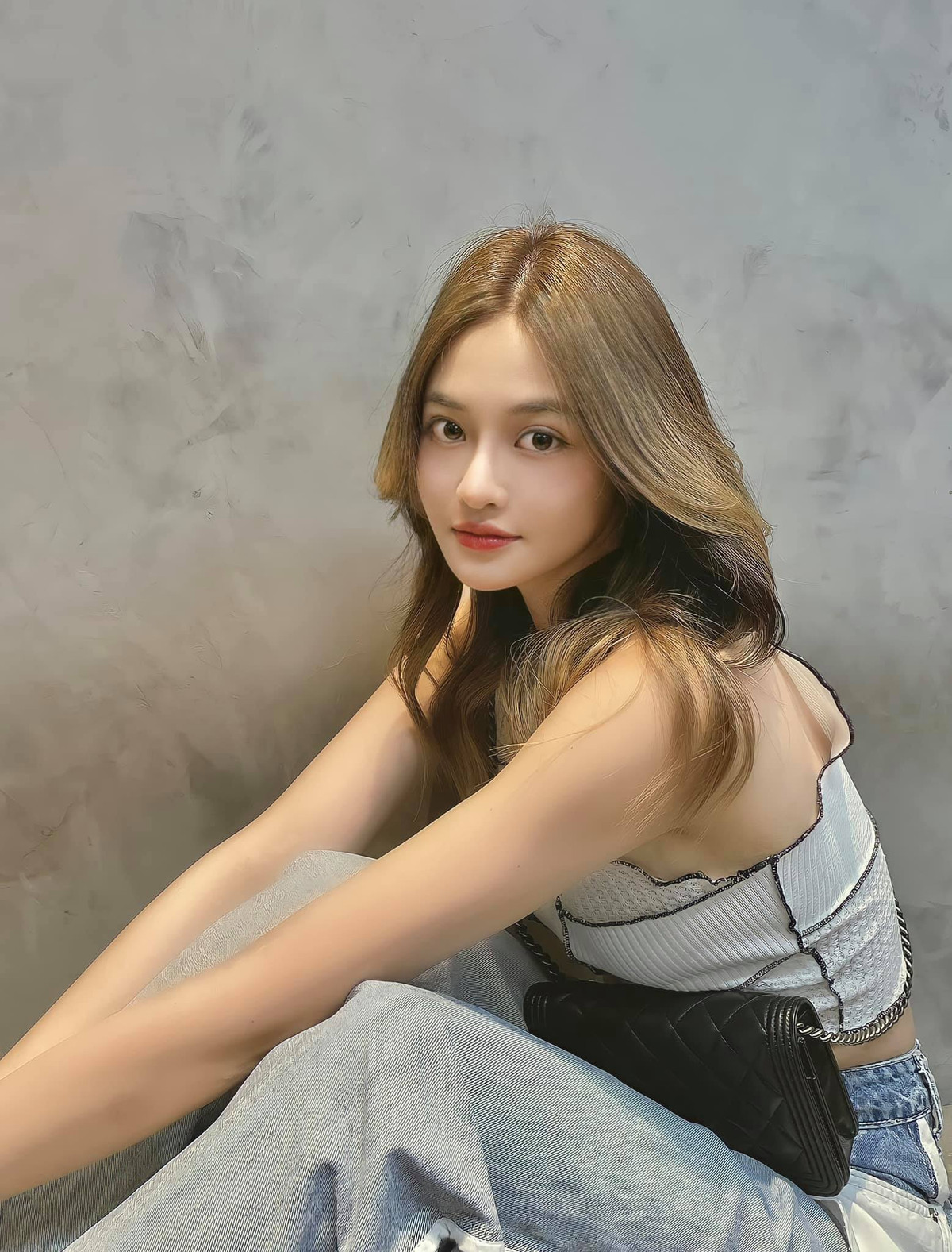 Diễn viên Thùy Anh chụp hình với vẻ ngoài tây khác lạ.