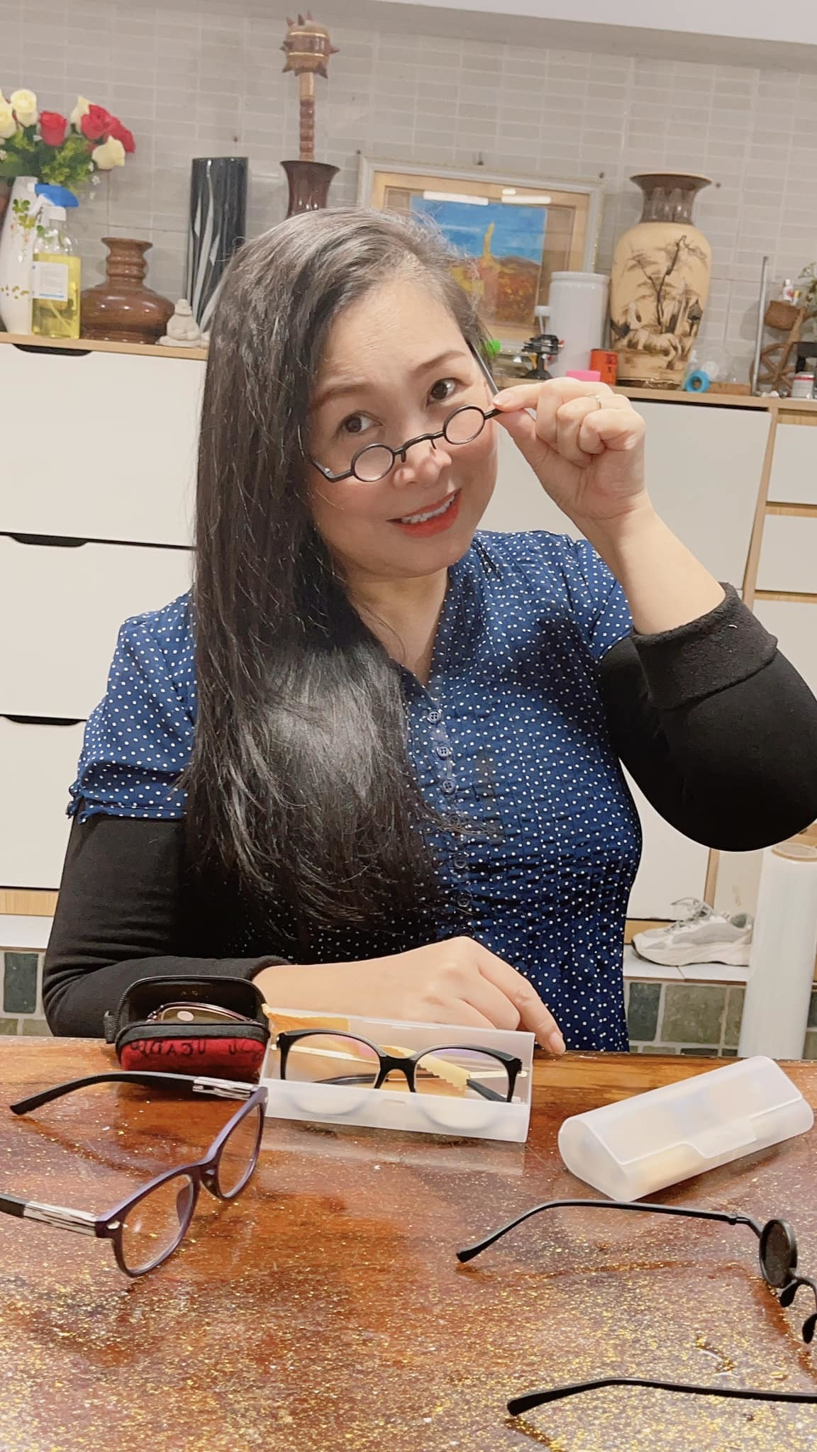 Nghệ sĩ Hồng Vân thả tóc giản dị, trẻ trung.