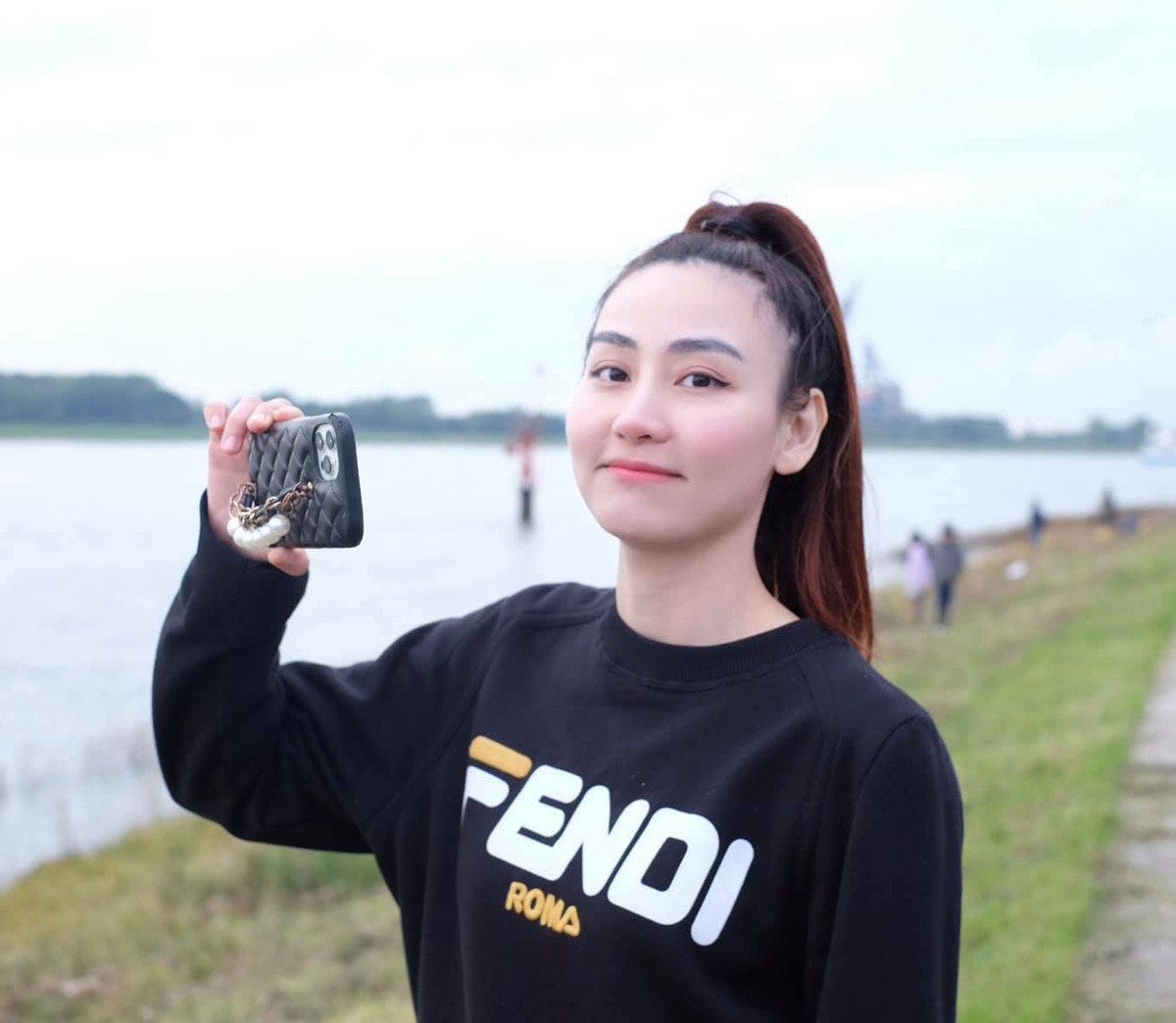 Ngân Khánh tự nhận "sổ sữa".