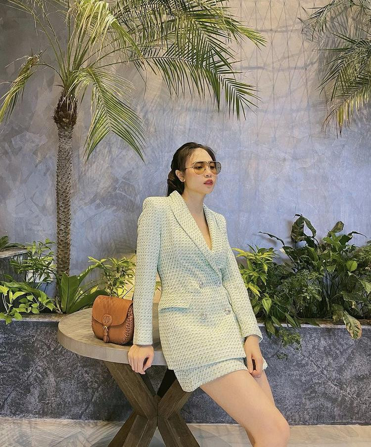 Set chân váy và áo blazer đồng bộ chất liệu vải tweed dày dặn rất hợp với không khí mùa thu đông giúp Đàm Thu Trang khoe trọn vẻ đẹp sang chảnh.