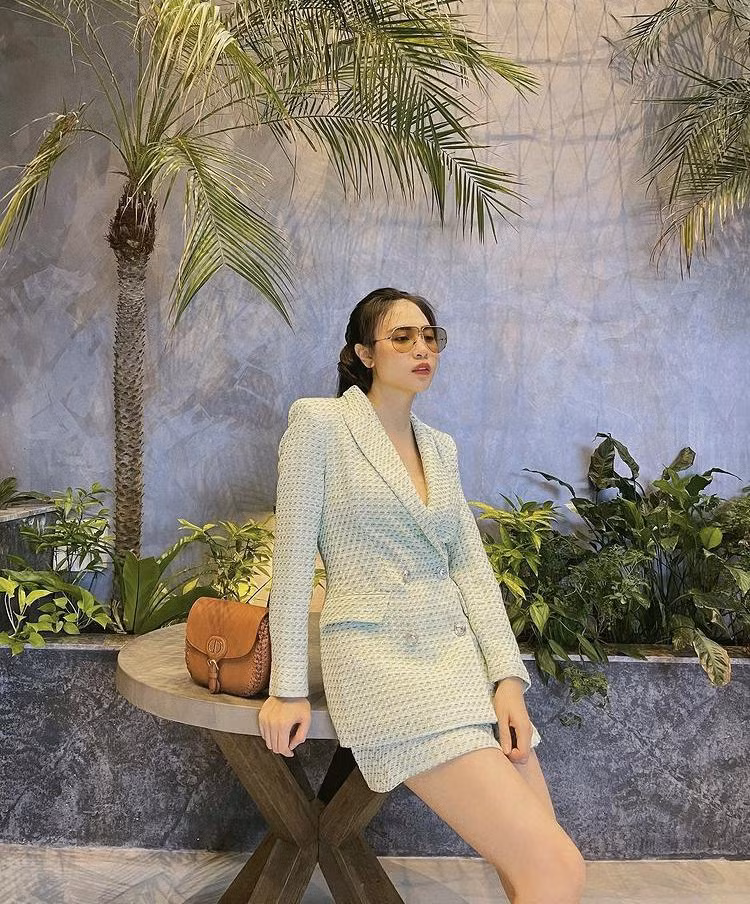 Set chân váy và áo blazer đồng bộ chất liệu vải tweed dày dặn rất hợp với không khí mùa thu đông giúp Đàm Thu Trang khoe trọn vẻ đẹp sang chảnh.