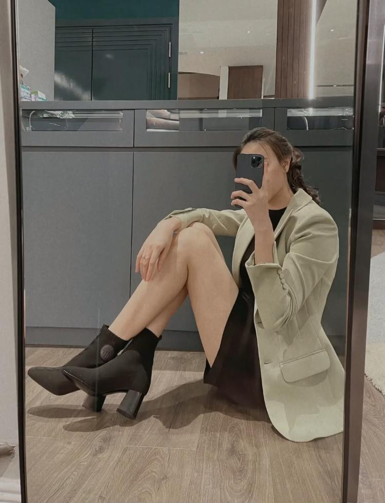 Áo blazer và boost cổ ngắn là items không thể thiếu trong mùa lạnh được mẹ Suchin kết hợp không thể chê vào đâu được.