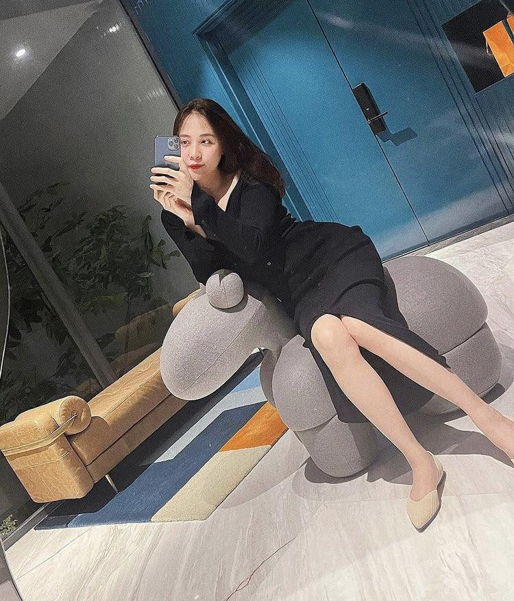 Váy len ôm body cổ chữ V tôn lên đường cong nuột nà và đôi chân thon dài cho bà xã Cường Đô La. Chỉ cần phối thêm một đôi giày đế bệt mũi nhọn là đủ sành điệu xuống phố.