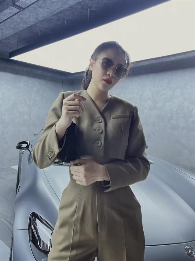 Người đẹp diện suit nhưng không quá ''dừ'' mà lại biến tấu với mốt áo blazer croptop để khoe khéo vòng eo ''con kiến''.