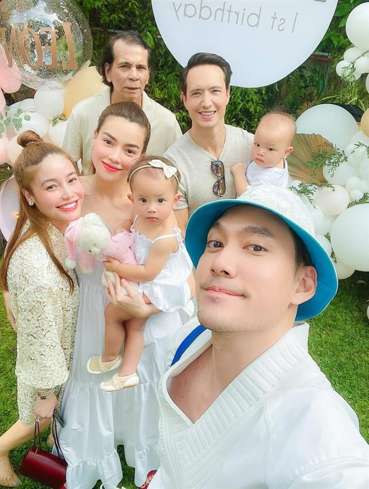 Drescode của buổi tiệc là tông trắng, be tinh khôi. Khác với hình ảnh khoe eo bé phẳng lì thường thấy, nay Hồ Ngọc Hà lại lựa chọn chiếc đầm hai dây dáng midi xòe rộng rãi. Hai cục kim cương của ba Kim Lý cũng được lên đồ chuẩn chỉnh, chiếm spotlight.