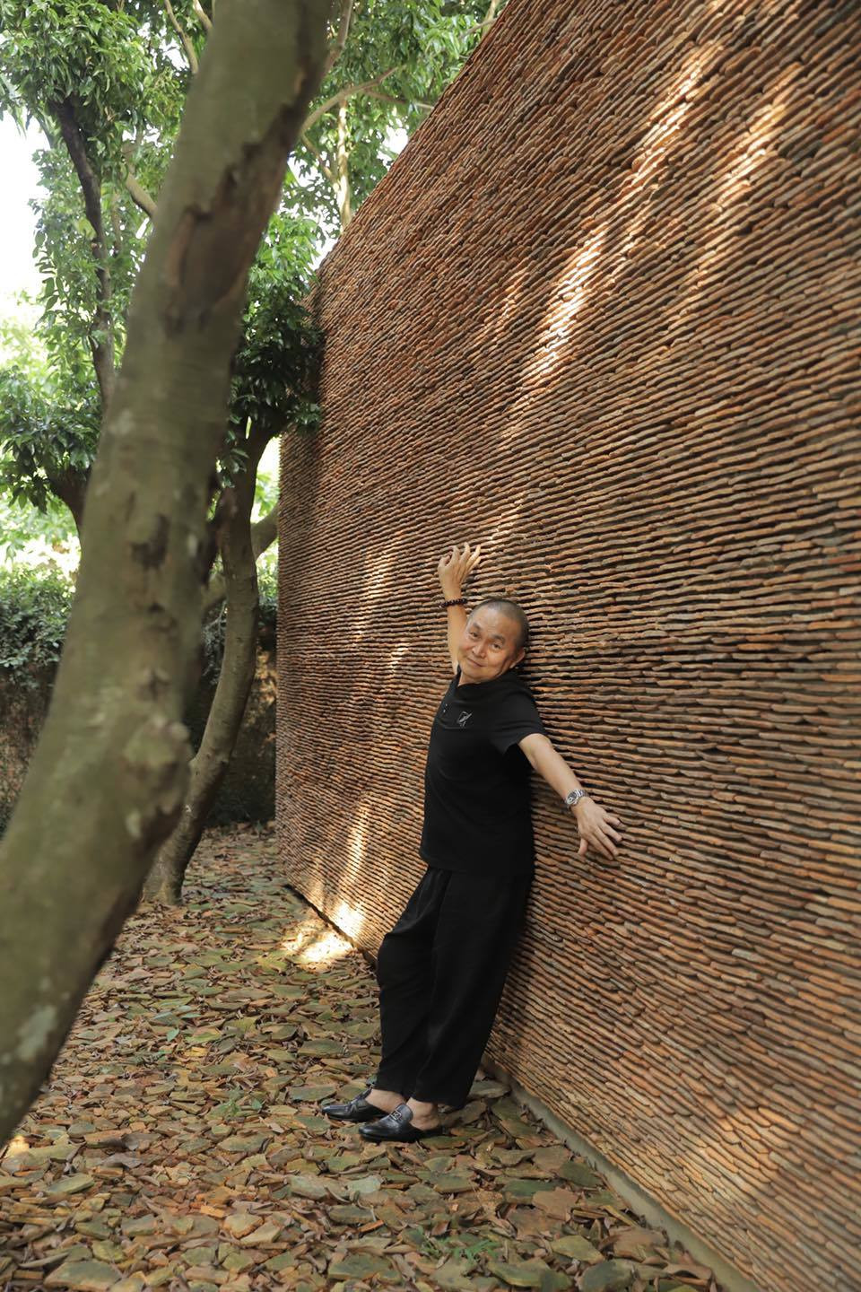 "Cứ vô tư thế này, hai cái 60 mới phải thổi kèn, các chế nhỉ", nghệ sĩ Xuân Hinh hóm hỉnh đáp trả tin đồn "đột quỵ qua đời".