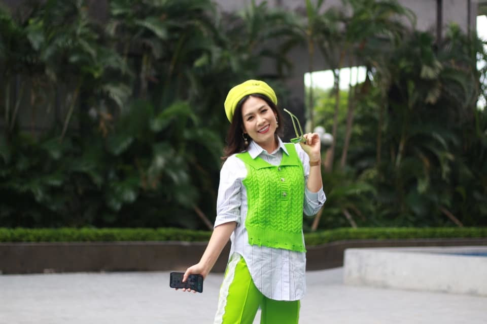 Diễn viên Hà Hương diện set đồ xanh lá lan tỏa năng lượng tích cực tới mọi người.