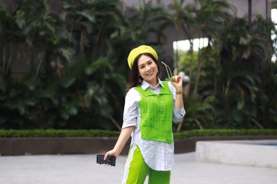 Diễn viên Hà Hương diện set đồ xanh lá lan tỏa năng lượng tích cực tới mọi người.