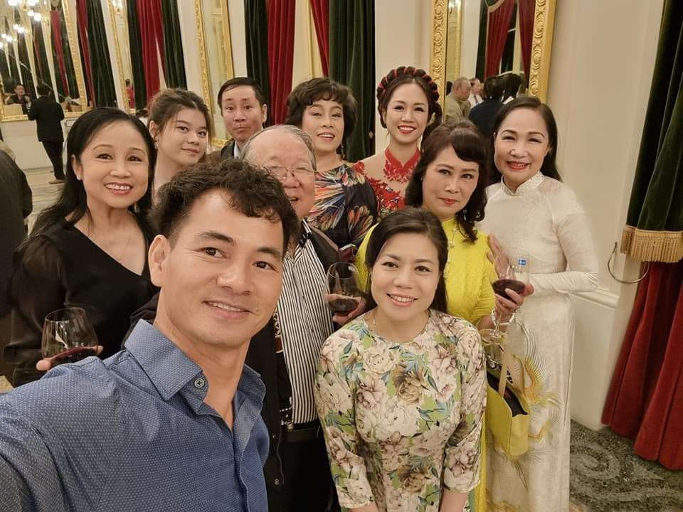 Nghệ sĩ Xuân Bắc selfie cùng đàn anh, đàn chị đồng nghiệp nhân dịp kỷ niệm 100 năm kịch nói Việt Nam.