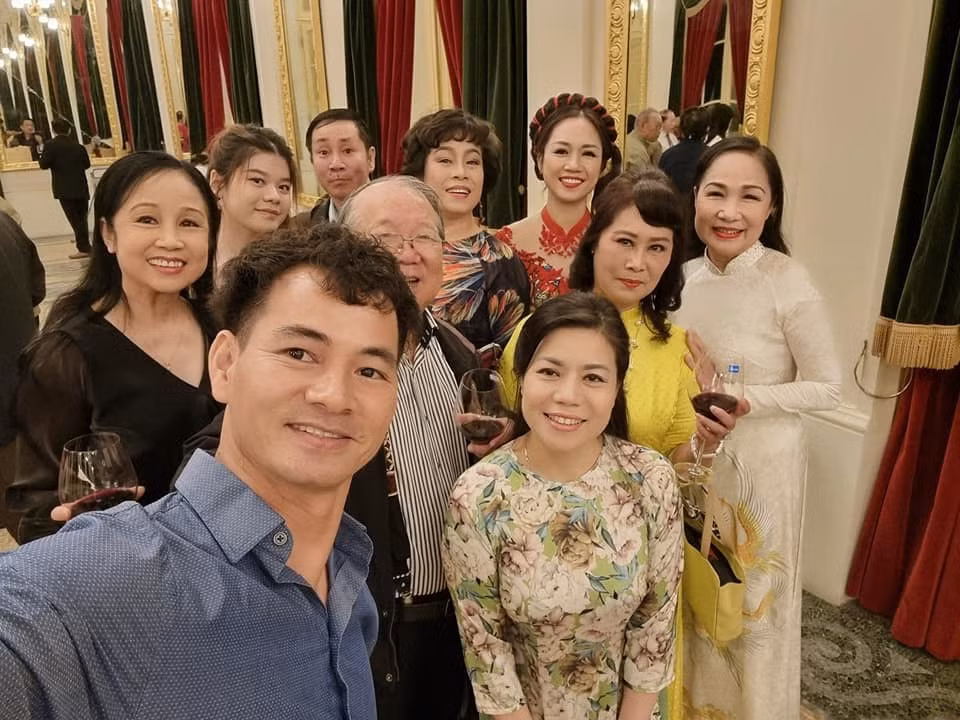Nghệ sĩ Xuân Bắc selfie cùng đàn anh, đàn chị đồng nghiệp nhân dịp kỷ niệm 100 năm kịch nói Việt Nam.
