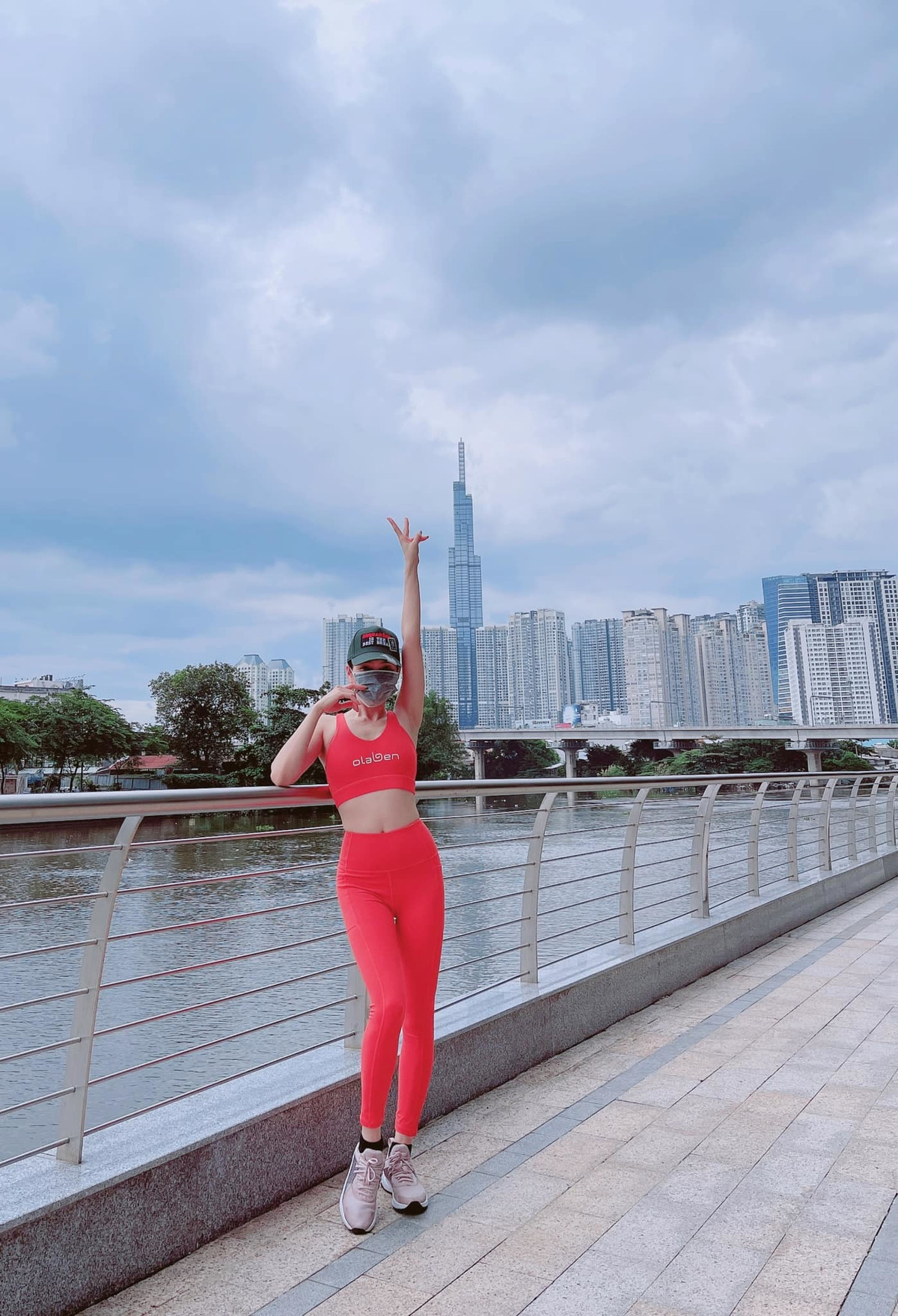 Sao Việt Lệ Quyên khoe eo thon khi đi chạy bộ.