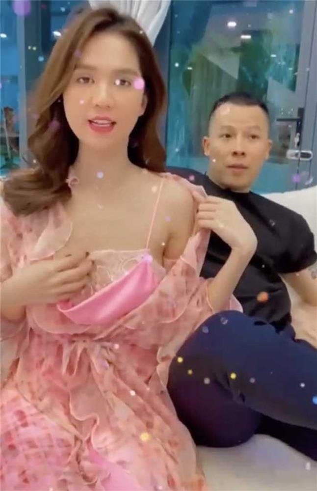 Đây không phải lần đầu tiên Ngọc Trinh mặc đồ ngủ để livestream. Trước đó, khi quay các video ngắn có nội dung vui vẻ, Ngọc Trinh còn kéo trễ áo khoe làn da trắng nõn nà mặc kệ Vũ Khắc Tiệp đang ngồi phía sau. Khoảnh khắc vô tư của "nữ hoàng nội y" khiến người xem đỏ mặt.