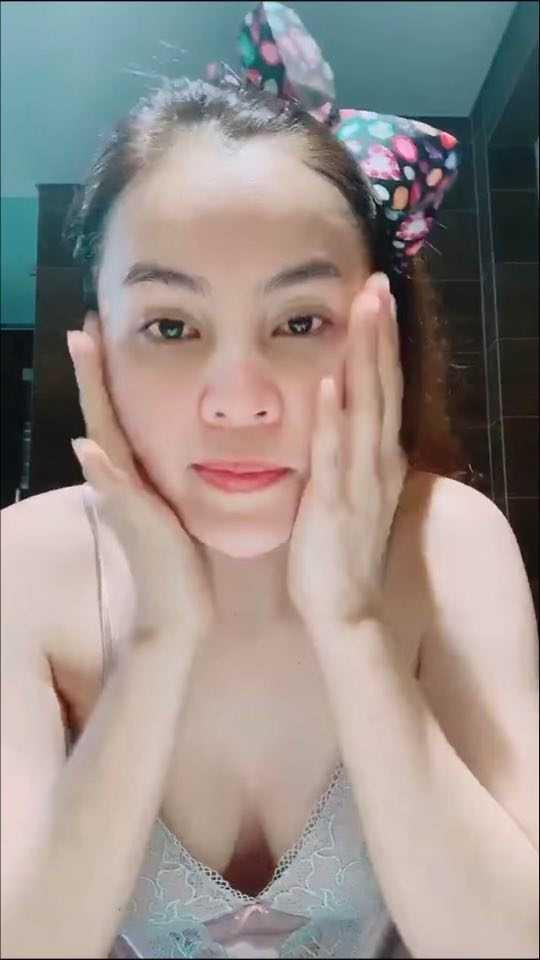 Người đẹp Phương Lê cũng nhận nhiều bình luận không hay khi livestream với trang phục áo ngủ gợi cảm. Vì vậy cô đã mặc thêm áo khoác lụa bên ngoài chiếc váy ngủ.