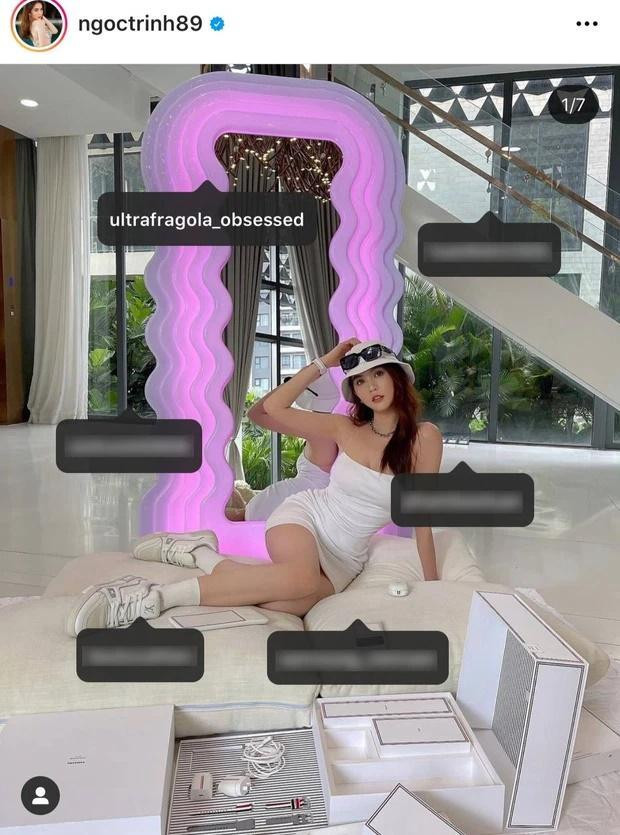 Ngọc Trinh có một bộ ảnh sống ảo hết nấc cùng chiếc gương này. Cô thậm chí tag cả hãng vào trong ảnh. Tuy nhiên, đích thân đại diện thương hiệu gương này đã lên tiếng về nghi vấn dùng hàng nhái của Ngọc Trinh. Họ cho biết chưa từng nhận được yêu cầu đặt hàng của Ngọc Trinh cũng như sản xuất ra chiếc gương với màu sắc lệch chuẩn như vậy