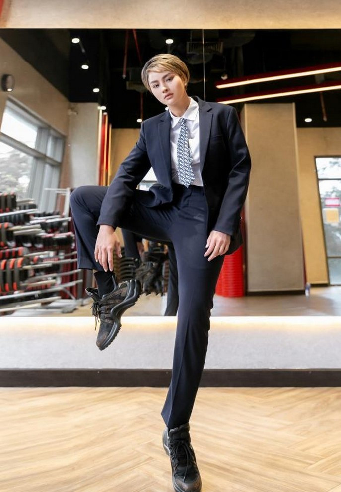 Vũ Thu Phương tạo điểm nhấn với phong cách thời trang nam tính hiếm thấy.