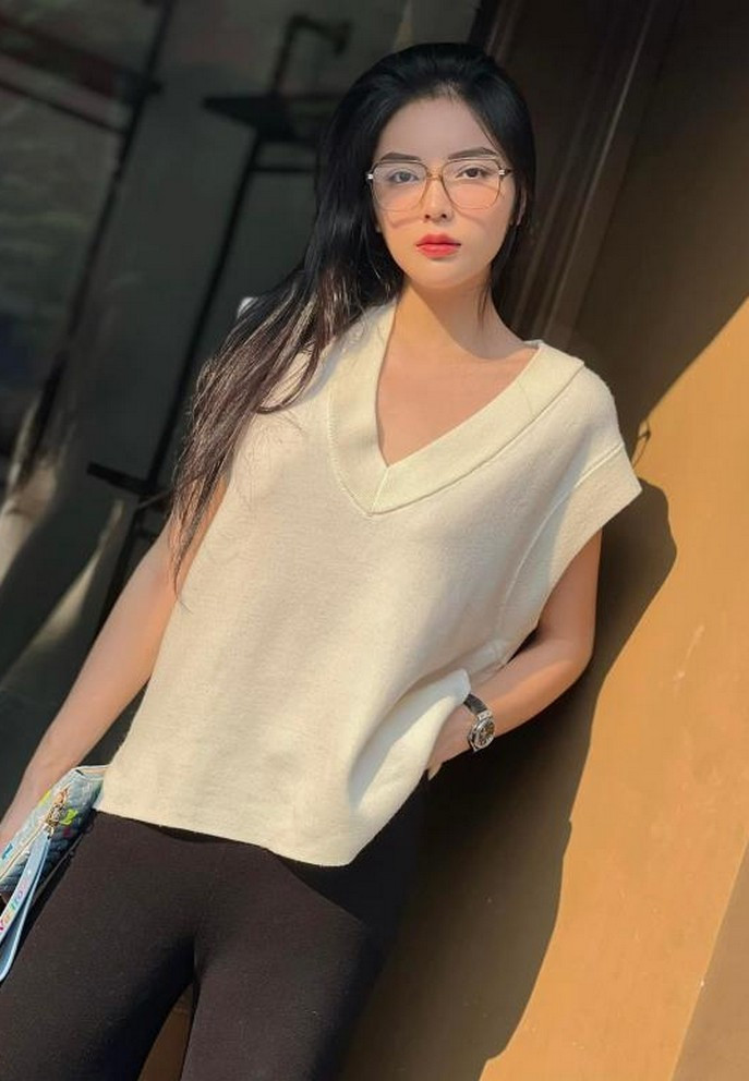 "Cậu có thể cười một xíu được không? Cà phê của tớ quên cho đường rồi", Hoa hậu Kỳ Duyên "thả thính".