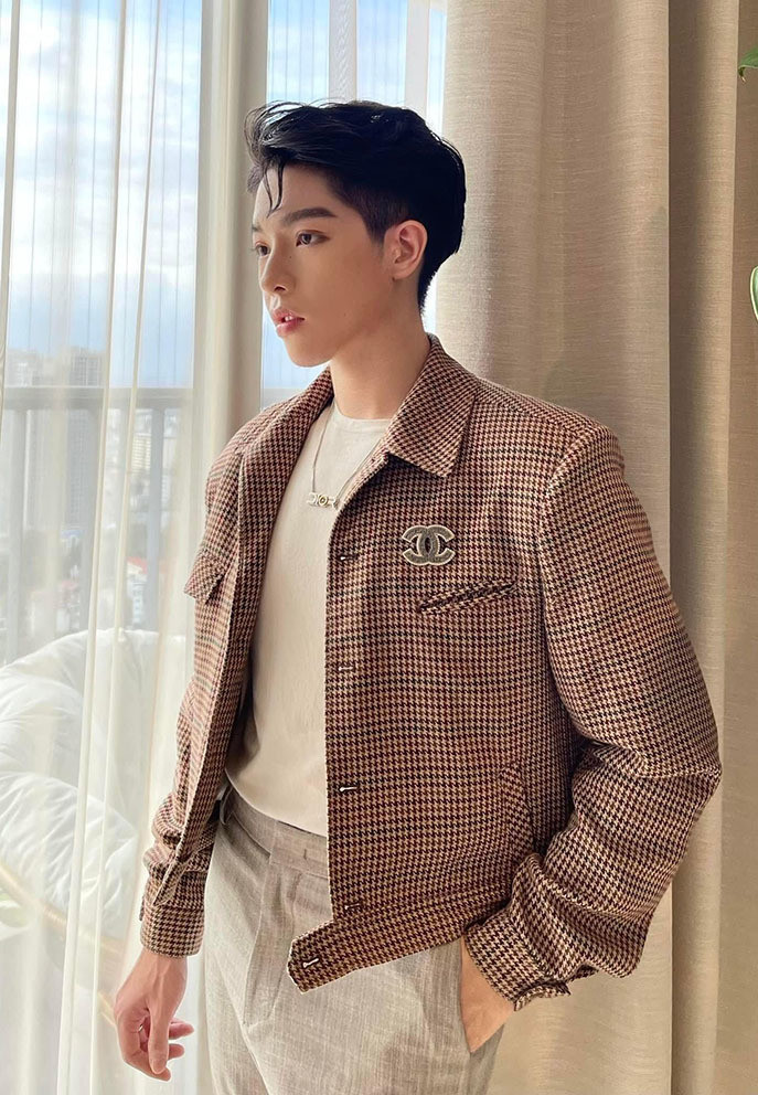 Đức Phúc ngày càng chăm chút cho hình ảnh khi đầu tư vào trang phục đồ hiệu.