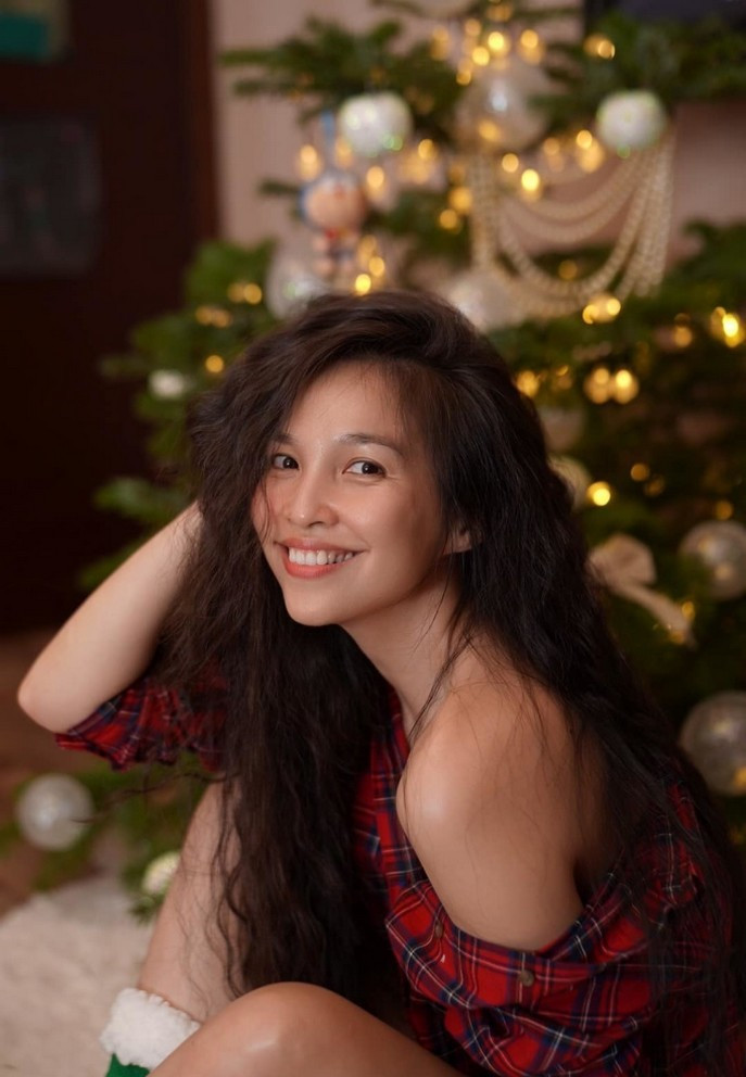 Hiền Thục với phong cách quyến rũ, trẻ trung kỷ niệm mùa lễ Giáng sinh sắp đến.