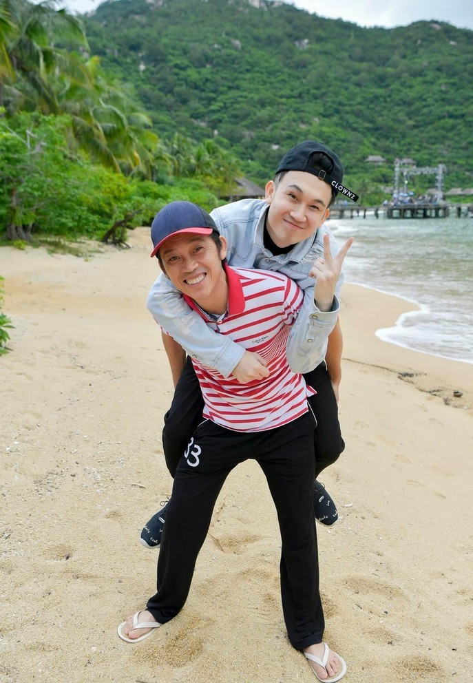 Tin sao Việt 19/12: Dương Triệu Vũ đăng ảnh chụp cùng Hoài Linh mừng sinh nhật tuổi 52 của danh hài. "Em rất tự hào có người anh là anh. Mong tuổi mới mang cho anh nhiều niềm vui, sự bình yên và sức khỏe thật tốt để có thể thực hiện những hoài bão của mình", nam ca sĩ viết.