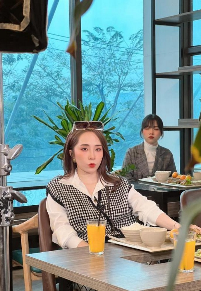 Diễn viên Quỳnh Nga hé lộ vai diễn cá tính mới của cô trong loạt ảnh hậu trường.