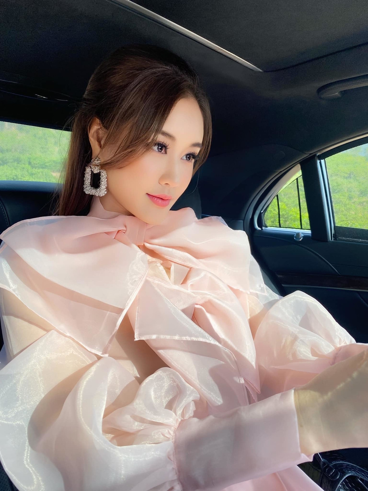 Ca sĩ Maya xinh đẹp mặn mà.