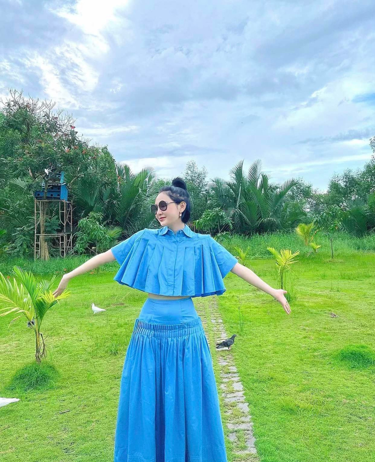 Sao Việt Hiền Hồ thả dáng giữa cánh đồng.