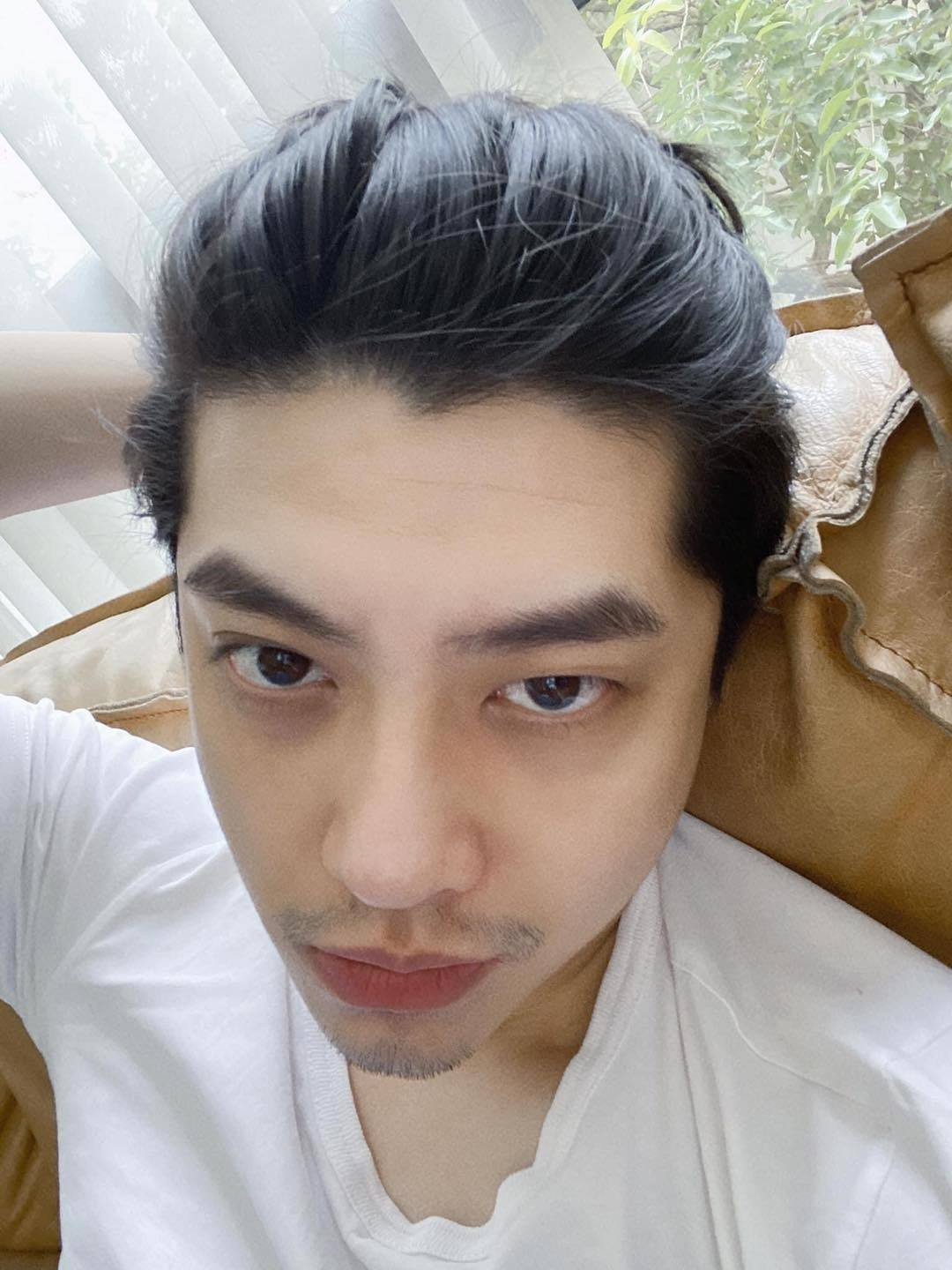 Noo Phước Thịnh selfie với khuôn mặt gầy rộc.