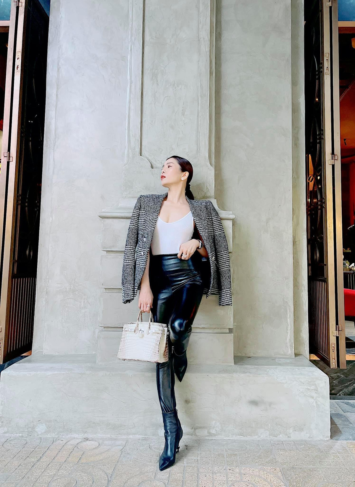 "Sự ngạo nghễ để vuợt qua khó khăn thử thách của bạn đôi khi làm người ta ngứa mắt", Lệ Quyên triết lý.