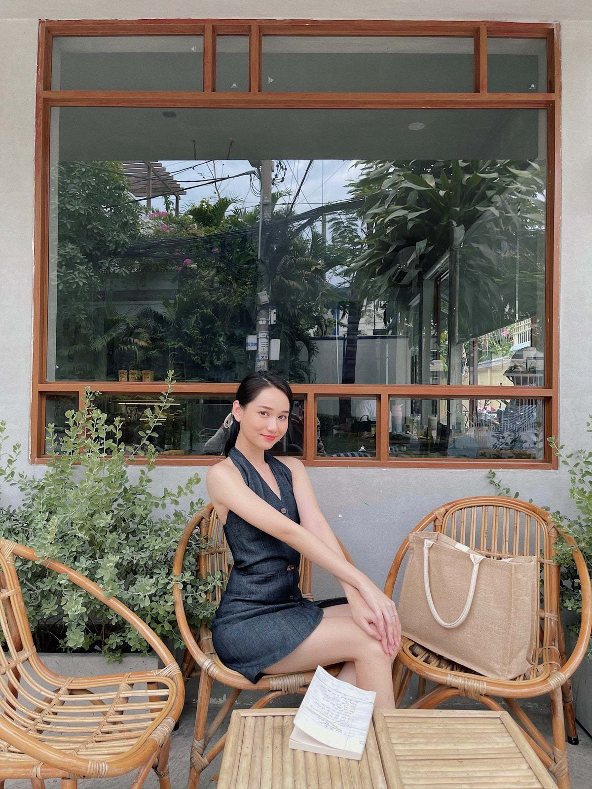 Trúc Anh "Mắt biếc" khoe vóc dáng eo thon.