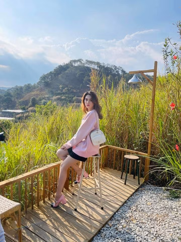 Khác hẳn với việc thường xuyên diện quần áo gợi cảm, Ngọc Trinh mang đến hình ảnh vô cùng đáng yêu khi diện trang phục kín đáo vẫn đầy ngọt ngào tại Đà Lạt. Chân dài gây thiện cảm với giao diện vô cùng đơn giản: áo len oversized màu hồng có hình pikachu vô cùng đáng yêu, mix cùng giày hồng đồng điệu.