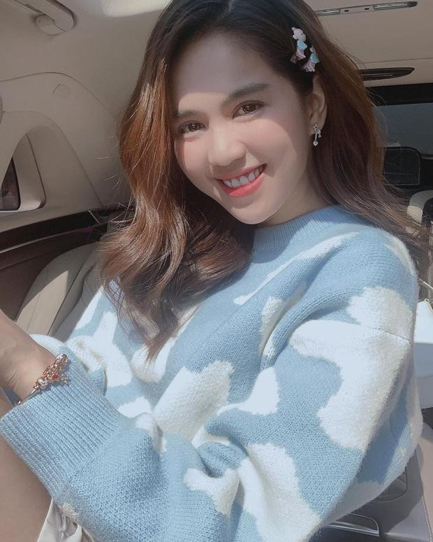 Đáng chú ý, người đẹp sinh năm 1989 còn nhấn nhá thêm hai chiếc kẹp tóc màu mè và dễ thương làm cho diện mạo trở nên điệu đà hết sức.